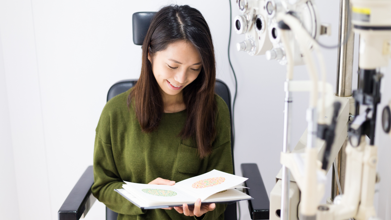 woman doing a color blindness test